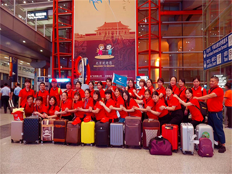 VSport官网迪拜之旅优异员工首都机场合影.jpg
