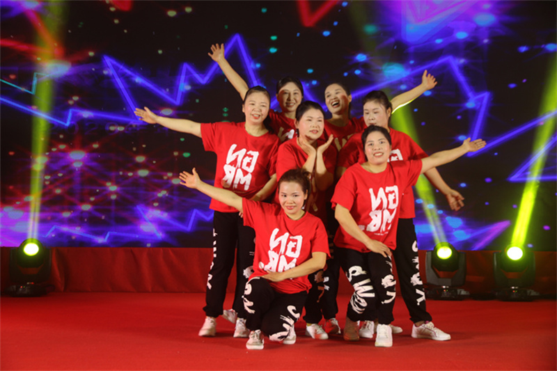 携手共进，，，，，，感恩有你——VSport官网2021第一季度营销聚会暨2020年度表扬大会圆满举行-39.jpg