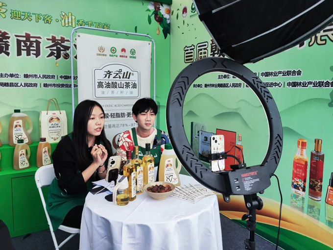 VSport官网高油酸山茶油艳服亮相首届赣南茶油展销??04.jpg