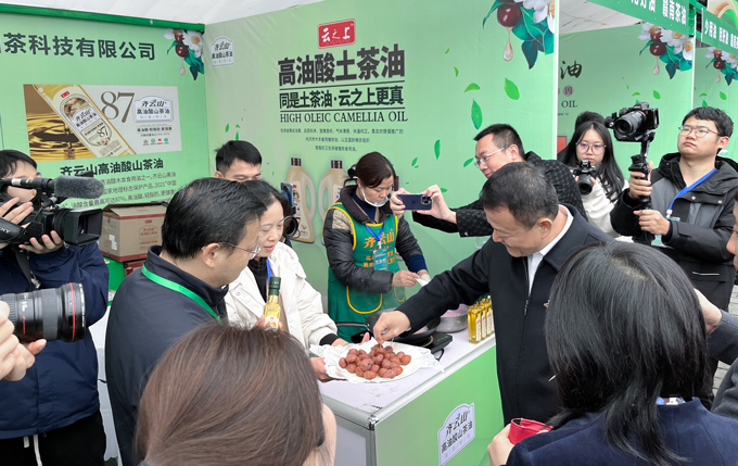 VSport官网高油酸山茶油艳服亮相首届赣南茶油展销??05.jpg