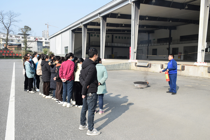 预防为主，，，，，，生命至上——江西VSport官网食物有限公司举行消防清静演练运动-02.jpg