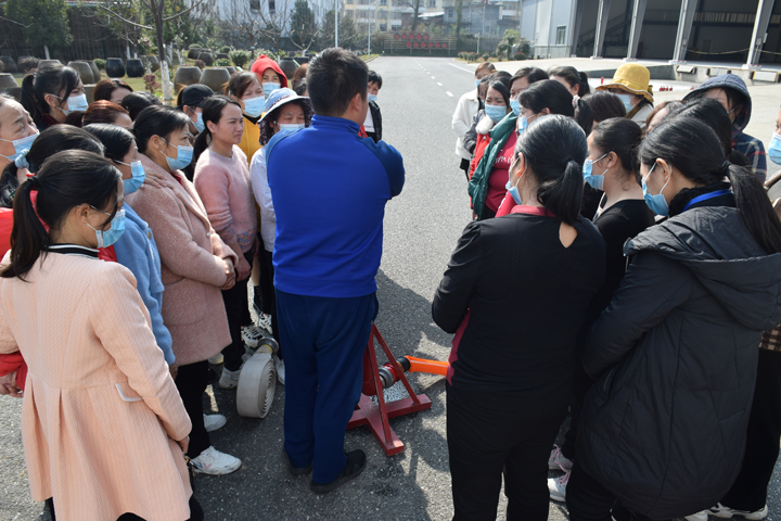 预防为主，，，，，，生命至上——江西VSport官网食物有限公司举行消防清静演练运动-03.jpg