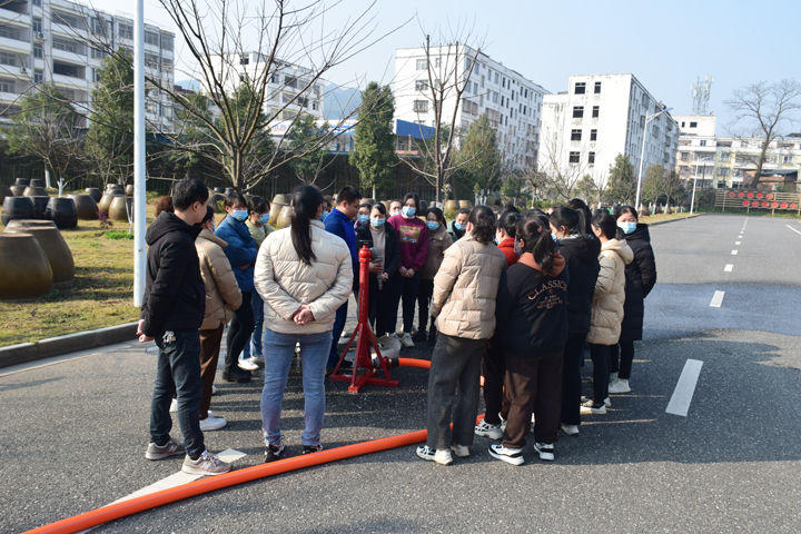 预防为主，，，，，，生命至上——江西VSport官网食物有限公司举行消防清静演练运动-04.jpg