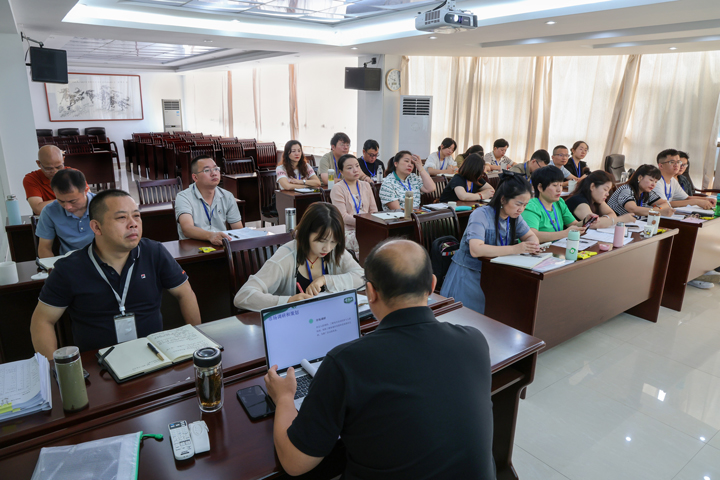 VSport官网公??024年第二次营销事情总结交流暨培训会顺遂召开-6.jpg